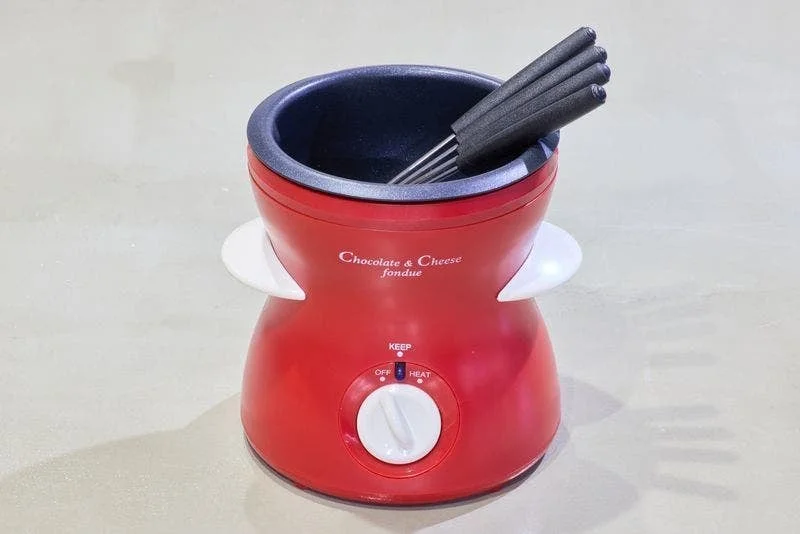 赤い電気式のフォンデュ鍋