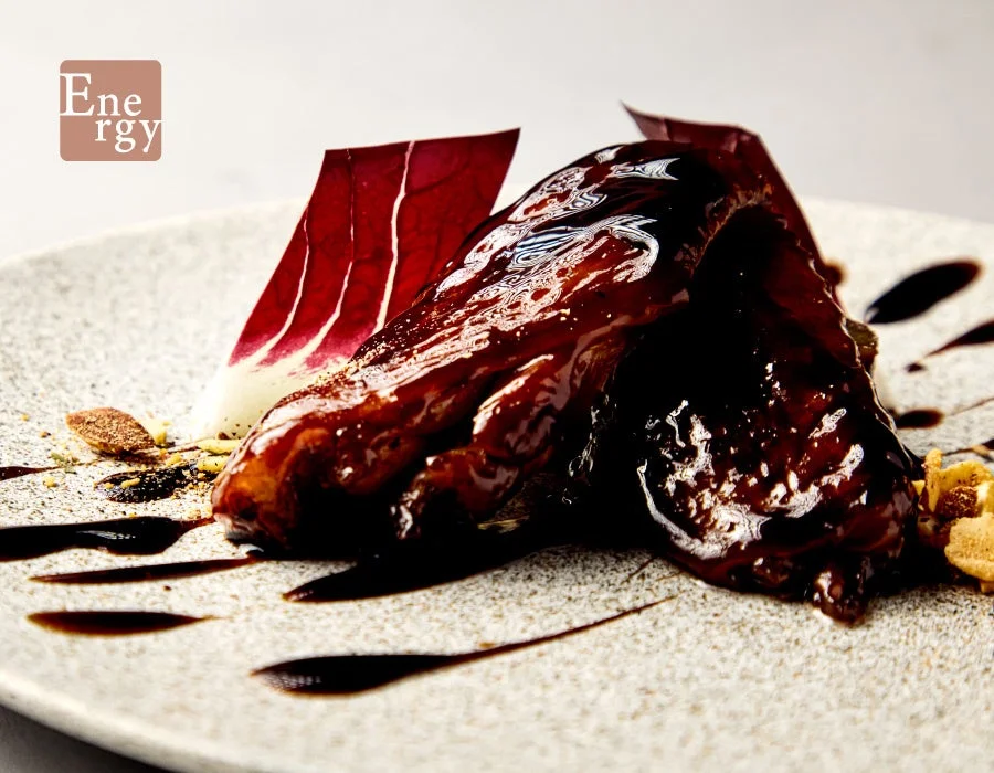 濃厚なブラウンソースがたっぷりとかけられた、高級感あふれる一皿