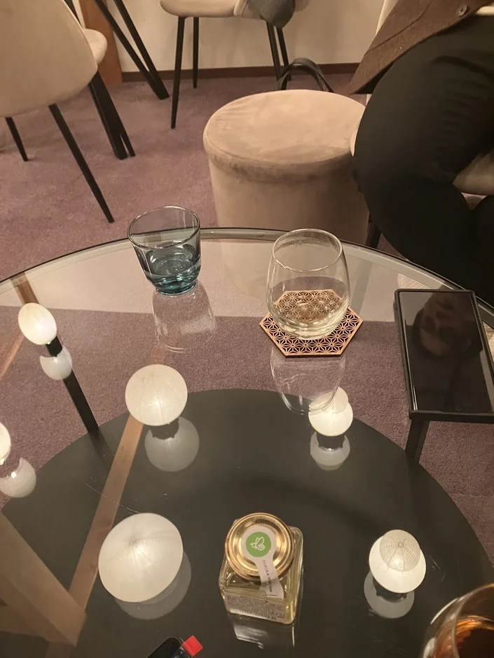 グラスや装飾品が置かれた、落ち着いた雰囲気の室内