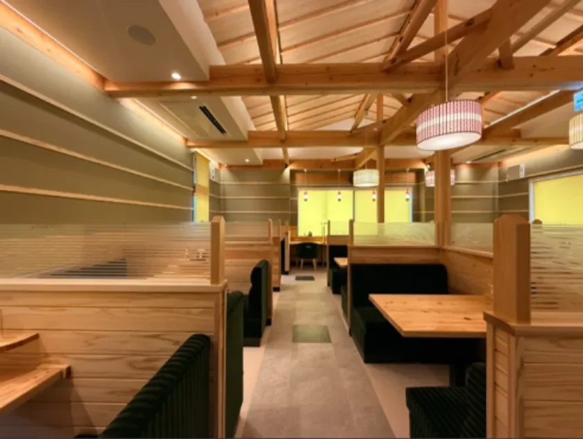 木の温かみのある内装