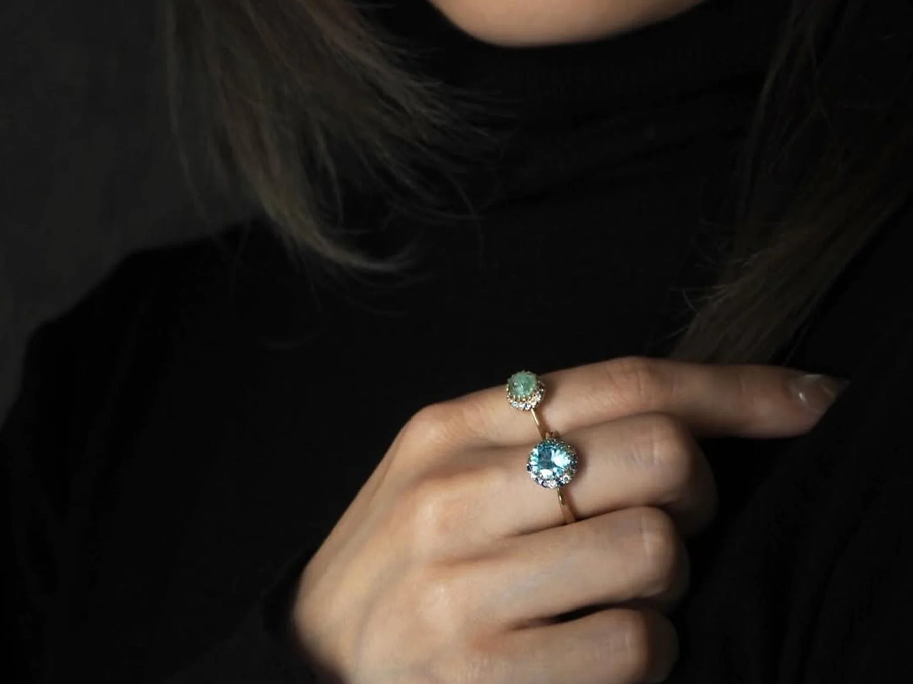 女性の手元のリング