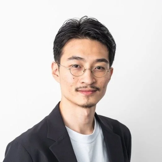 眼鏡をかけたアジア系の若い男性のポートレート