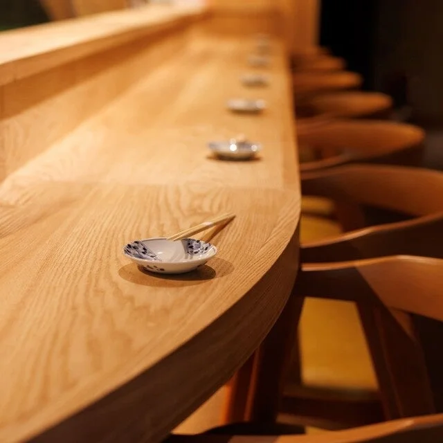 落ち着いた雰囲気のカウンター席