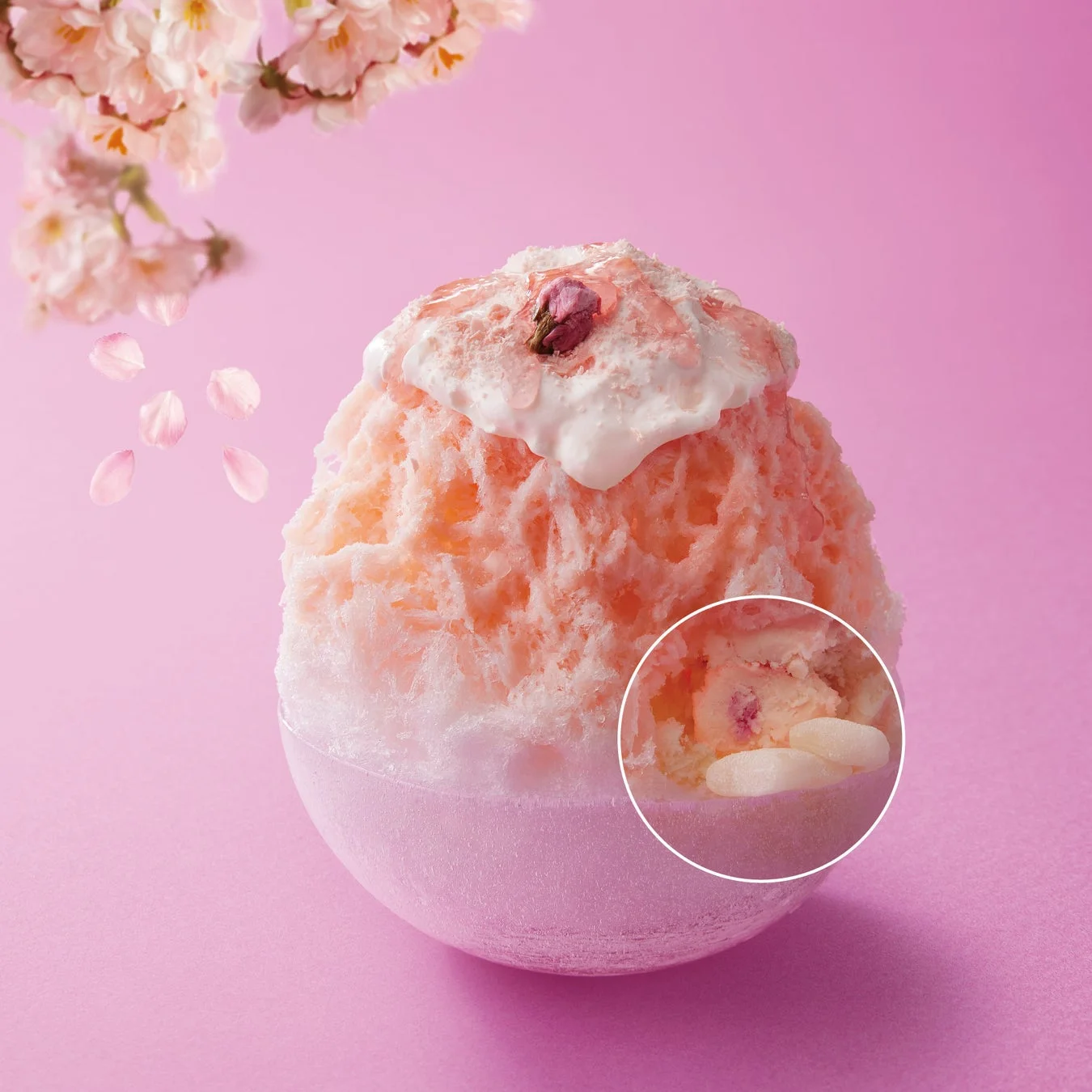 桜の花びらが舞うジュレがけの削り氷