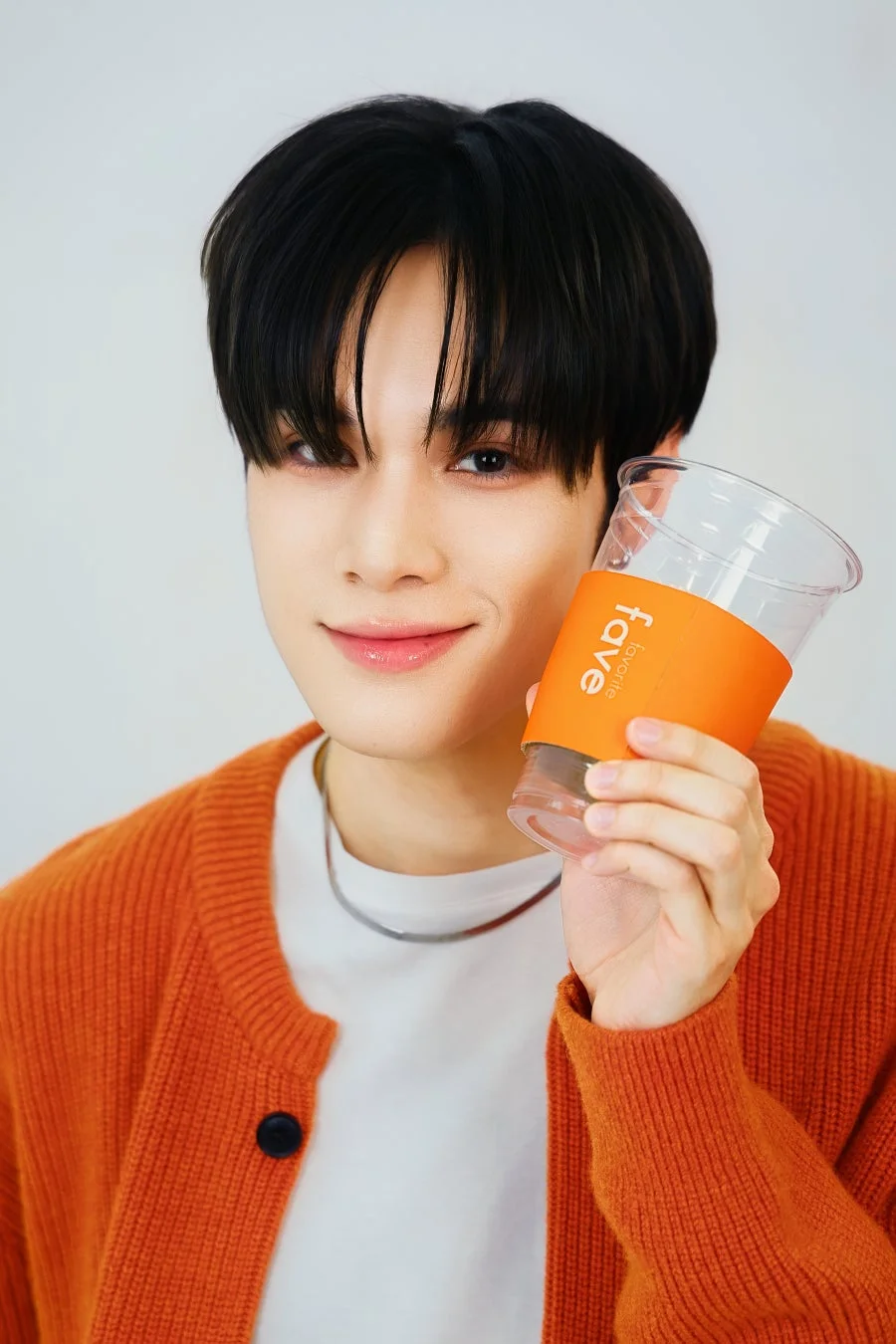 JAY CHANGがfaveカップを持っているポートレート