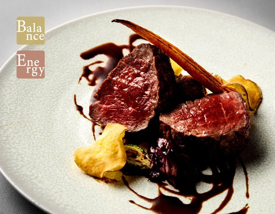 美しく盛り付けられた高級感のある肉料理