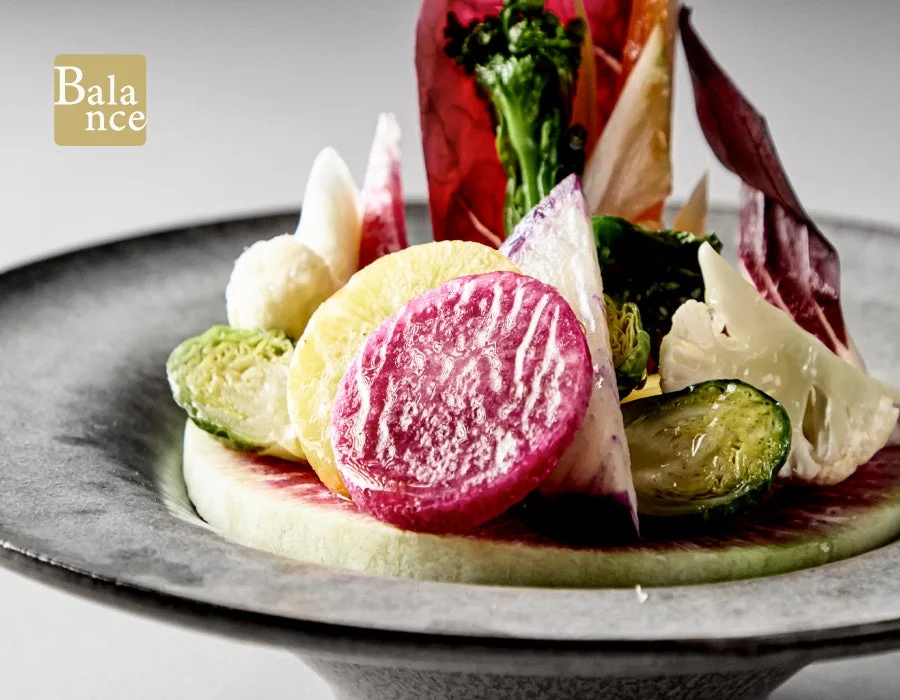 彩り豊かな様々な野菜が美しく盛り付けられた、芸術的な一皿