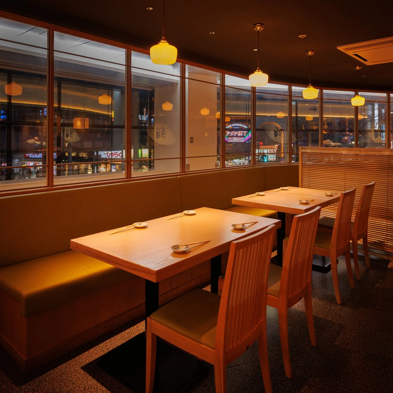 窓から夜景が見える店内