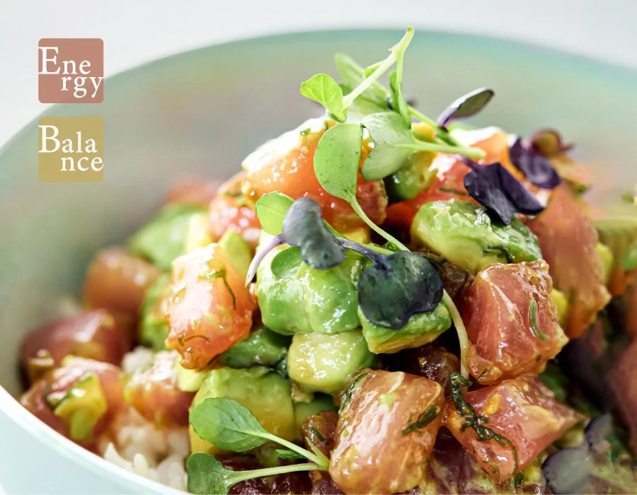 ご飯の上に、角切りにしたマグロとアボカドがたっぷり乗せられた色鮮やかなポキ丼