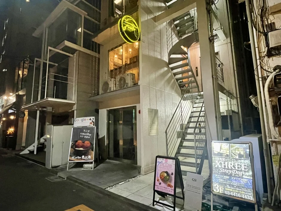 恵比寿の夜の街角にあるビル