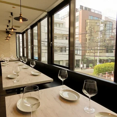 Meat & Cheese Forne 窓際席