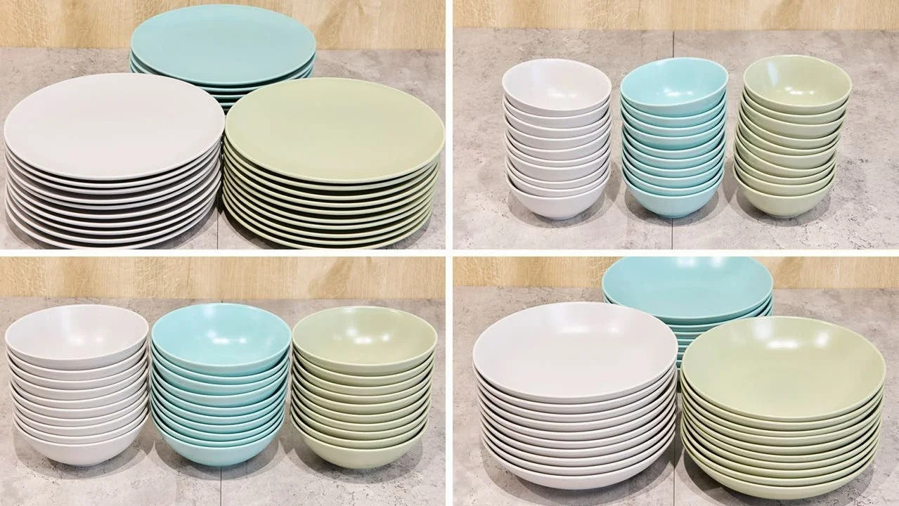 白、水色、薄緑の3色の皿とボウル
