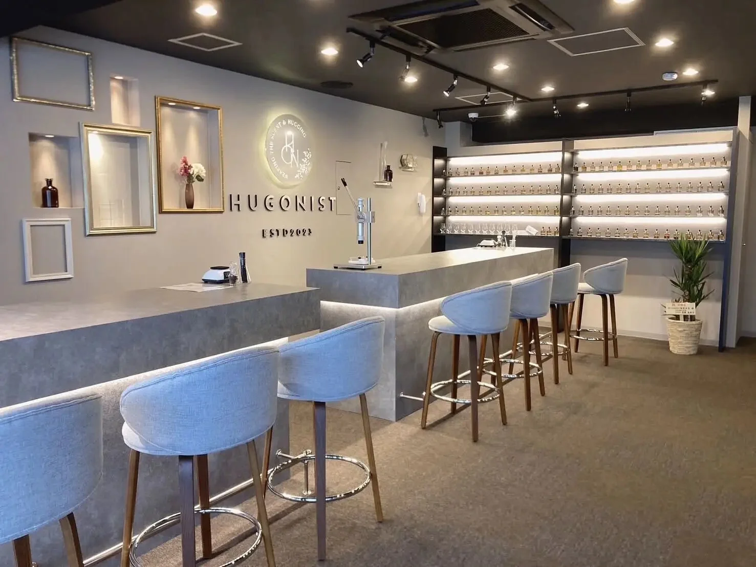 モダンでスタイリッシュなバーまたはフレグランスショップの店内