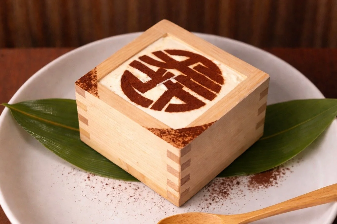 伝統的な升に入った和風の枡ティラミス