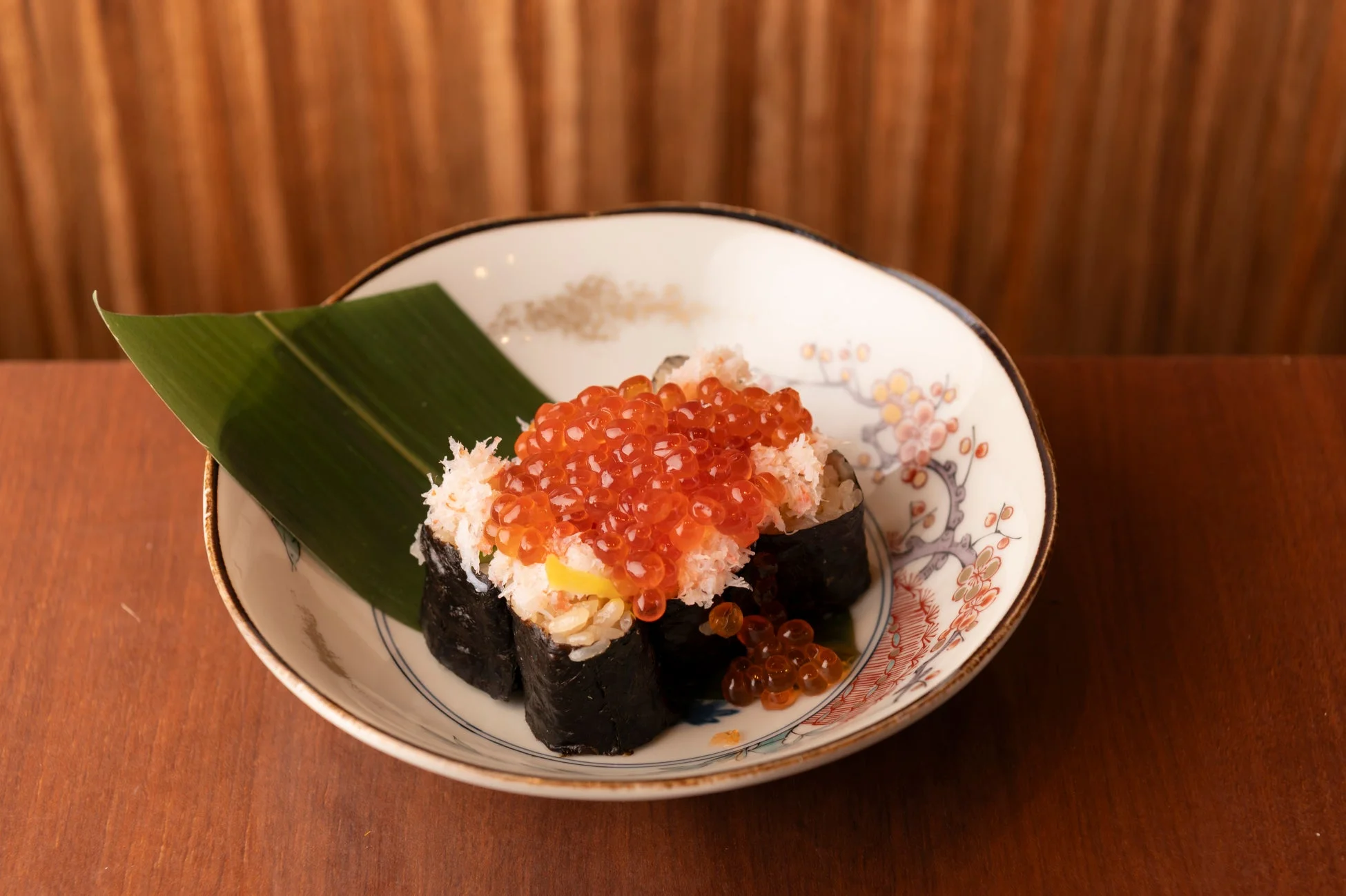 いくらとカニの身がたっぷりの豪華な巻き寿司