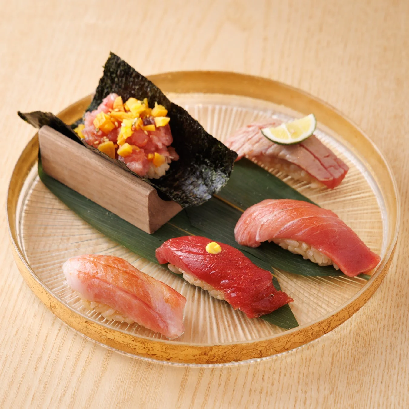 様々な握り寿司と海苔巻き