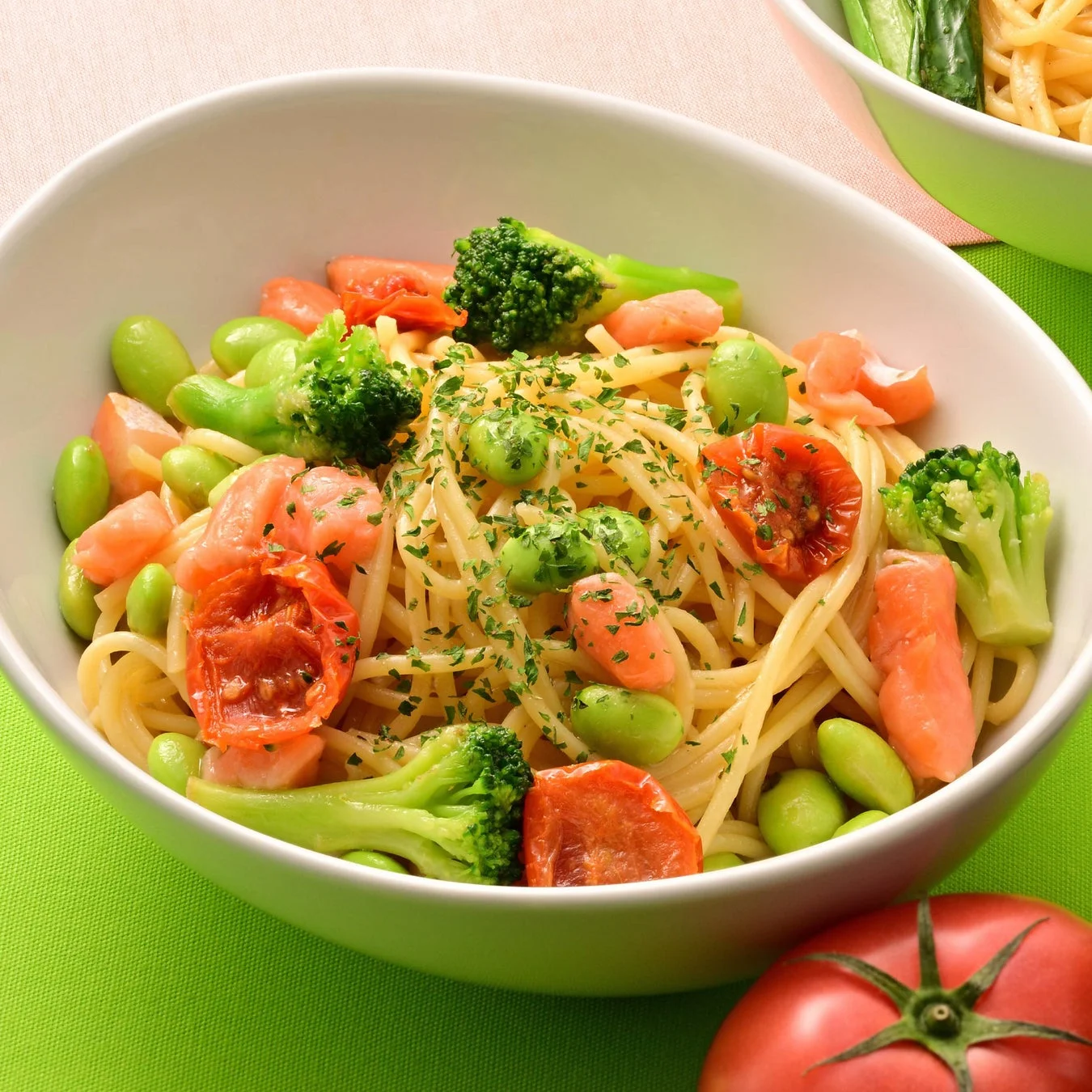 スモークサーモンの菜園風アンチョビオイルソース