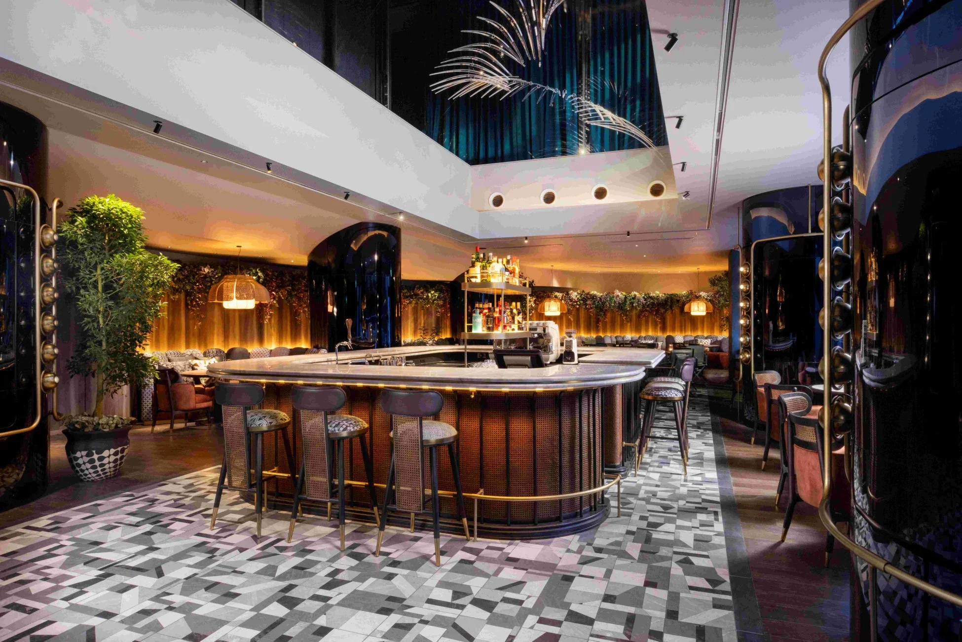 バー、ラウンジ、インテリアデザイン、豪華、スタイリッシュ、モダン、カクテルバー、植物、間接照明、幾何学模様、高級感、リラックス、ナイトライフ