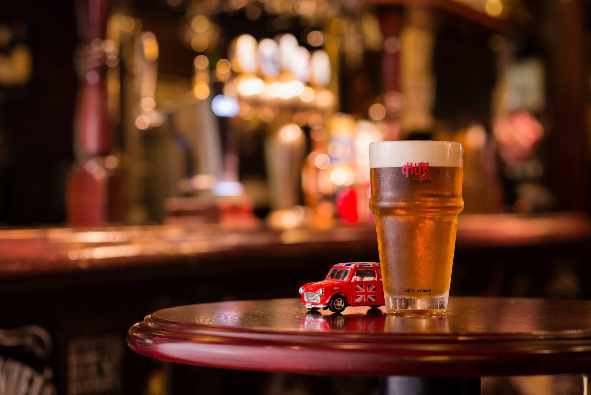 HUBのビールジョッキとミニカー