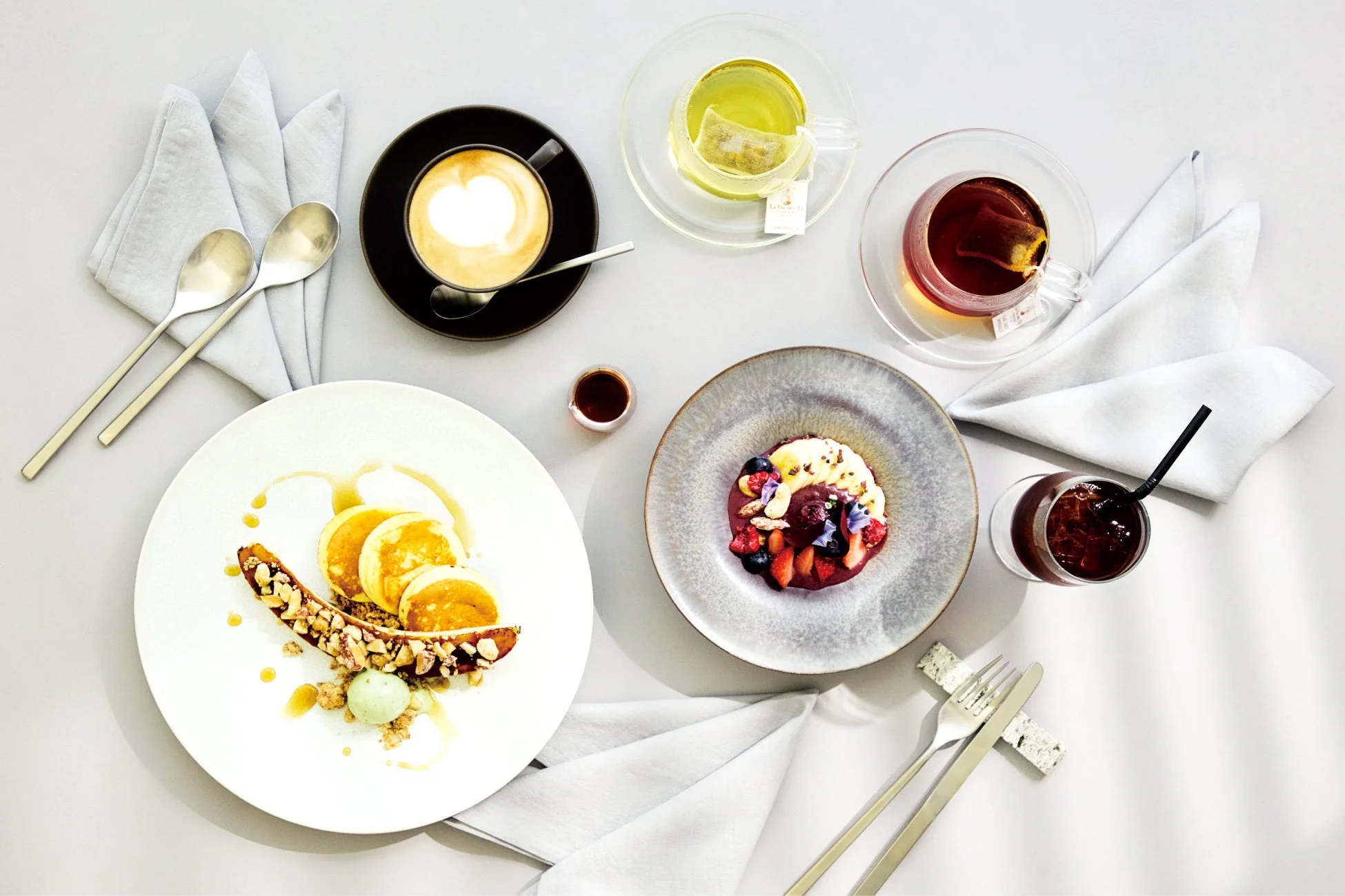 様々な種類のスイーツとドリンクが並べられたテーブルの俯瞰写真