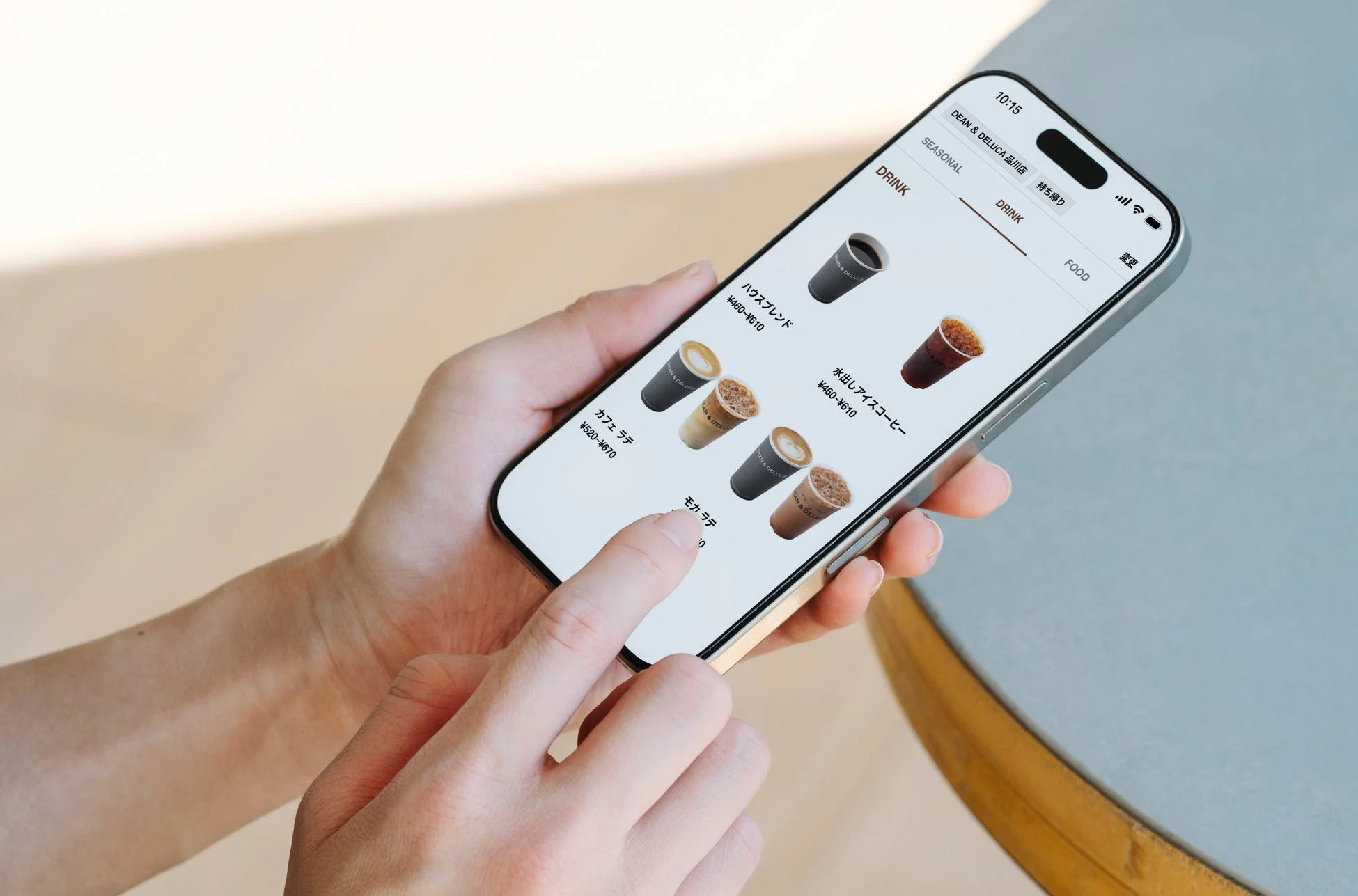 スマートフォンでDEAN & DELUCAのメニューを選んでいる様子