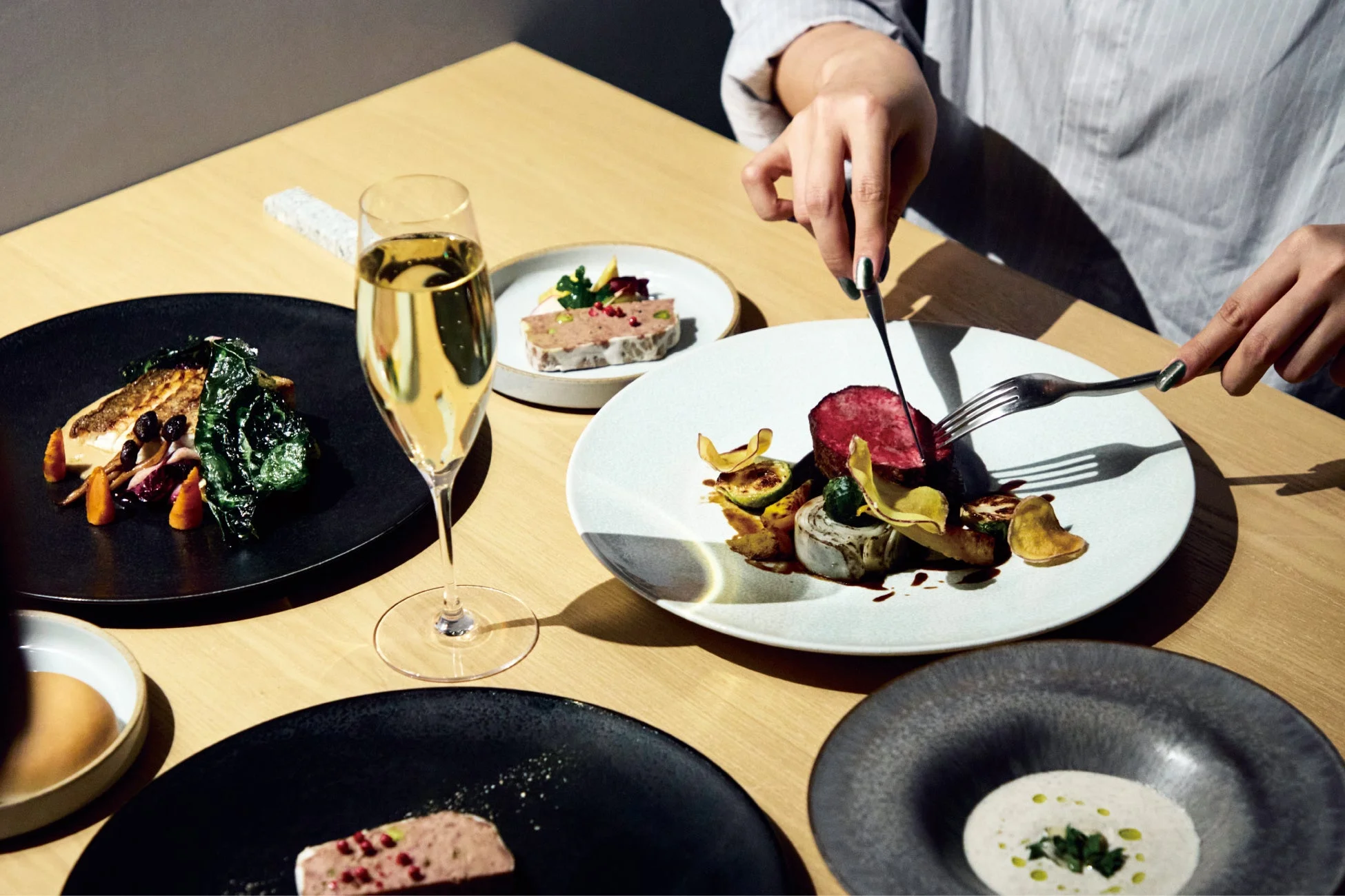 複数の高級料理が並べられたコースディナーの様子