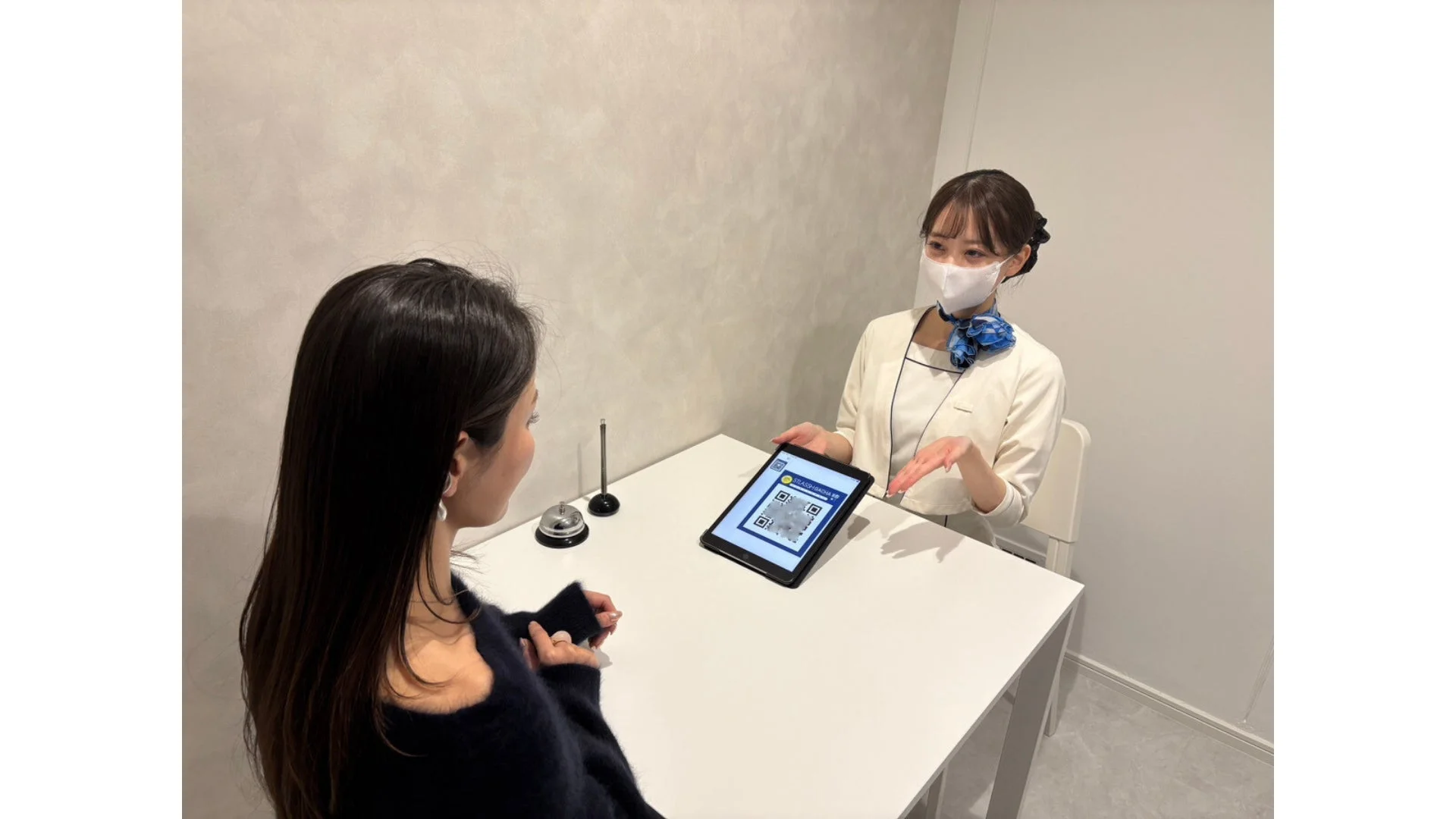 お客様がQRコードからガチャに参加する様子