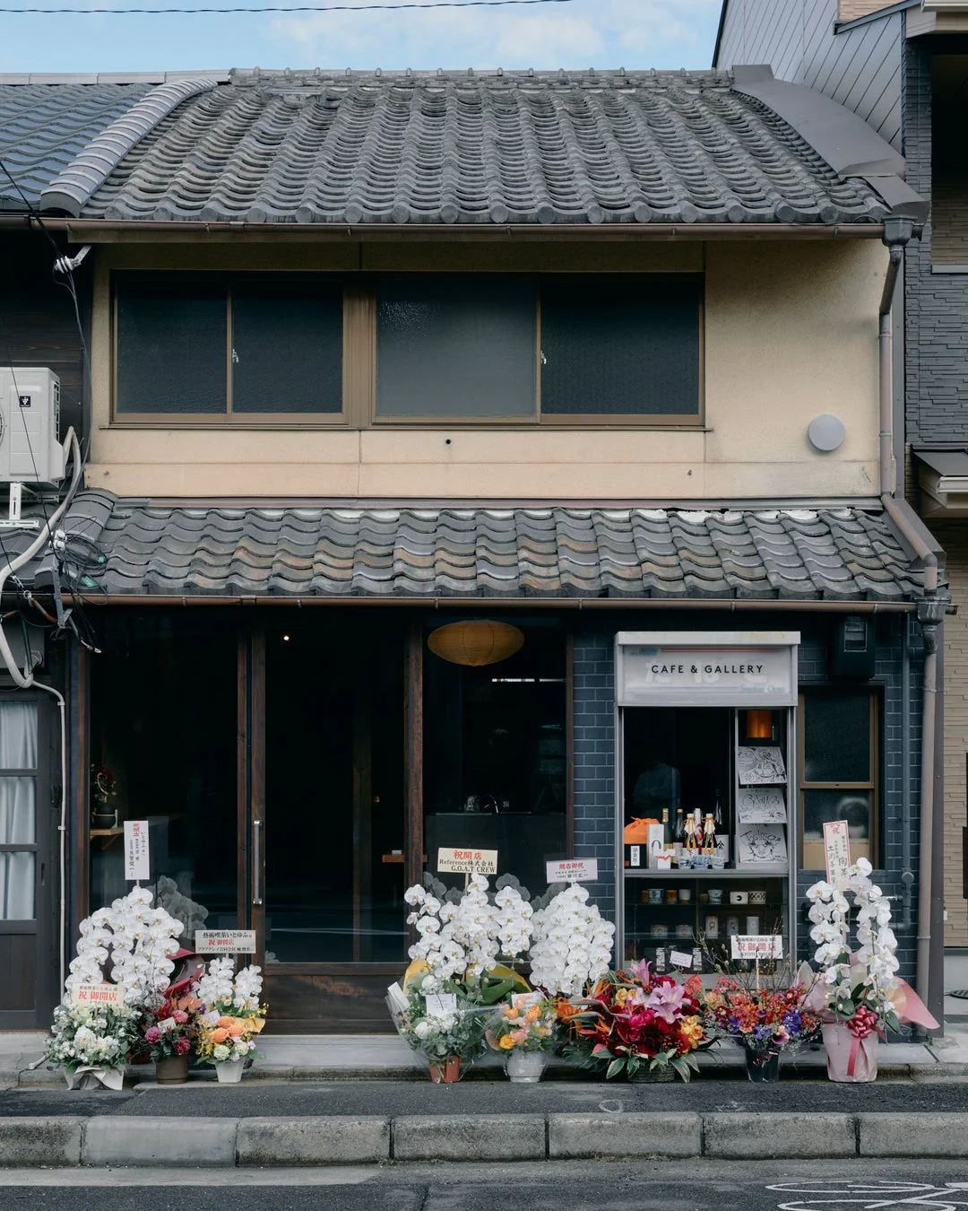 開店祝いの花々が飾られた「CAFE & GALLERY」の店先