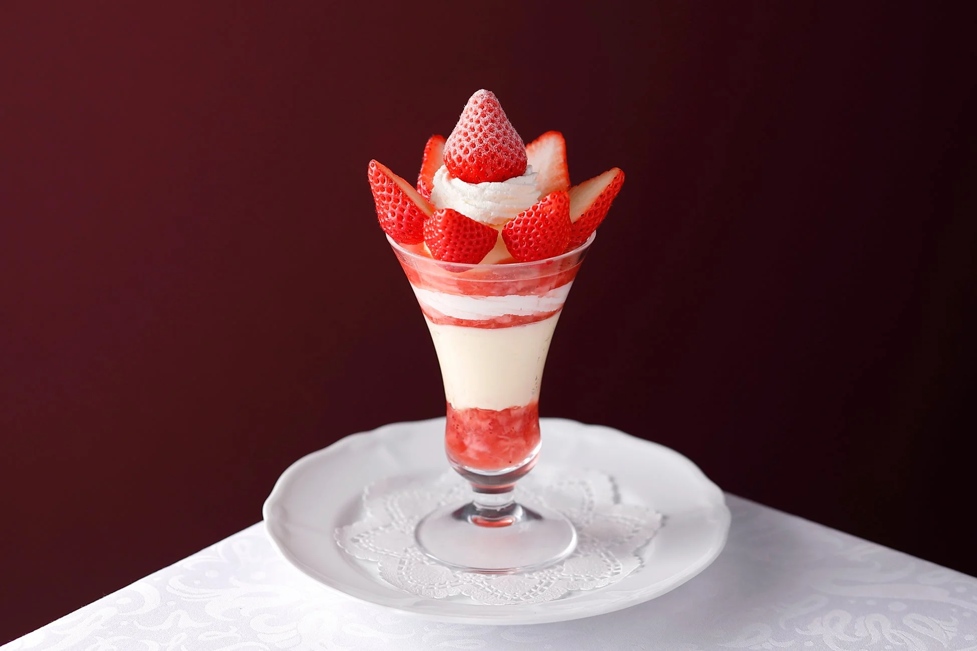 宮崎県産“おおきみ”のストロベリーパフェ