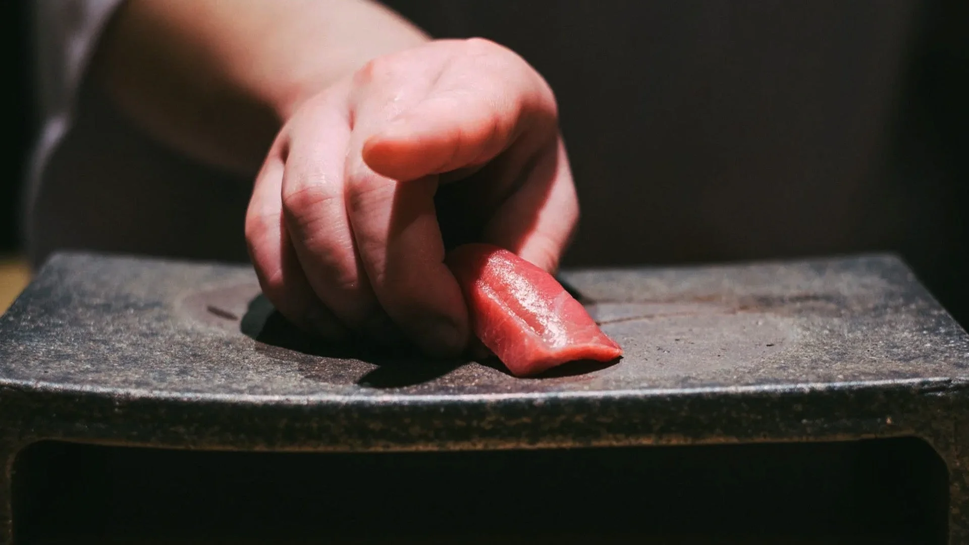 職人の手で握られる寿司