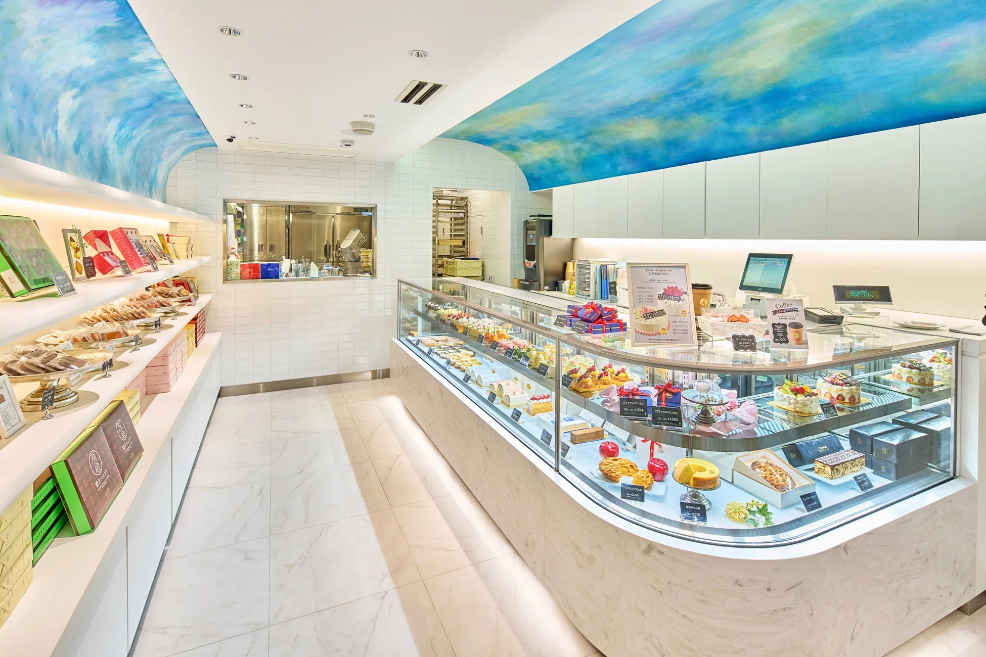 原宿スイーツの明るい店内