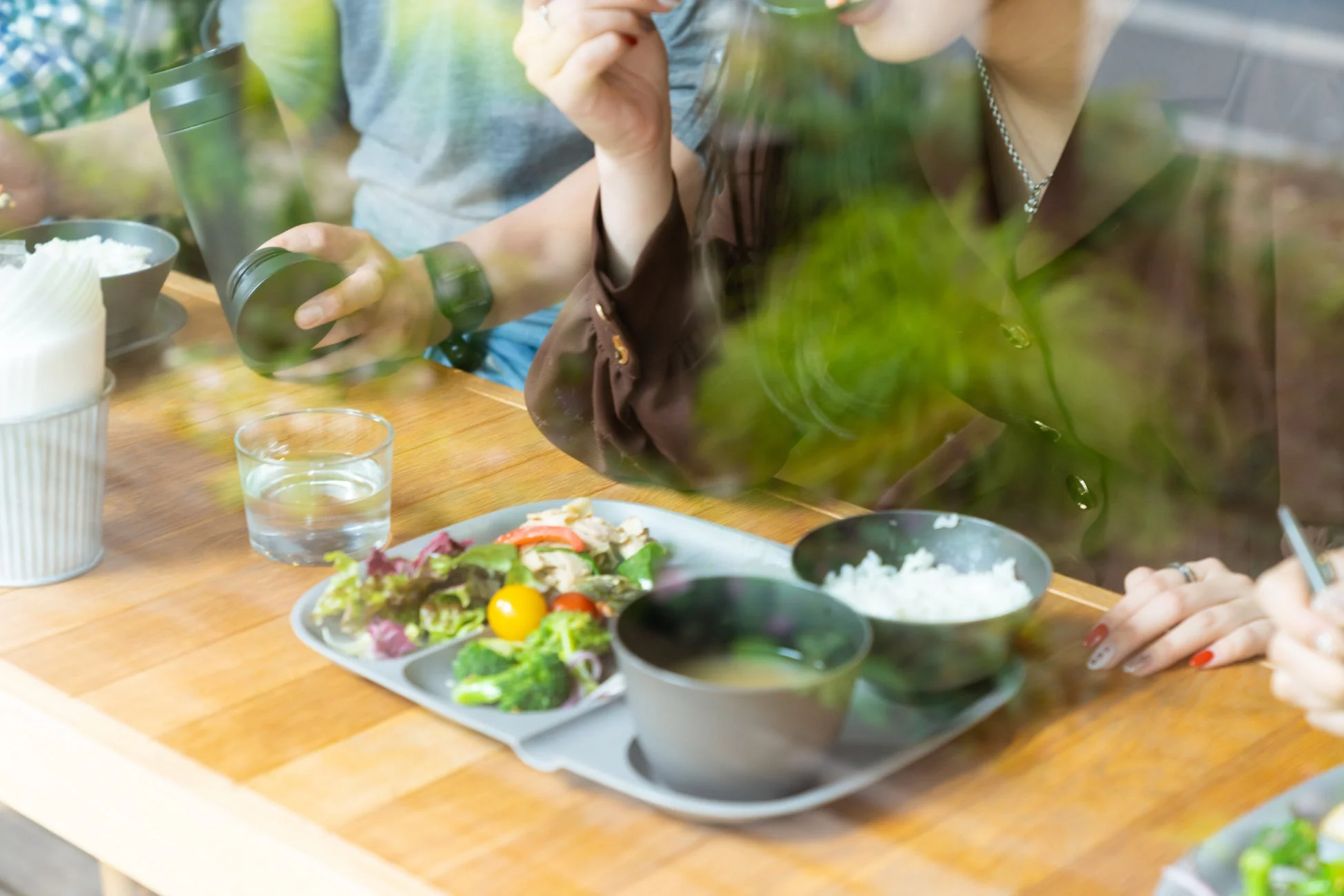 カフェ風の食事風景