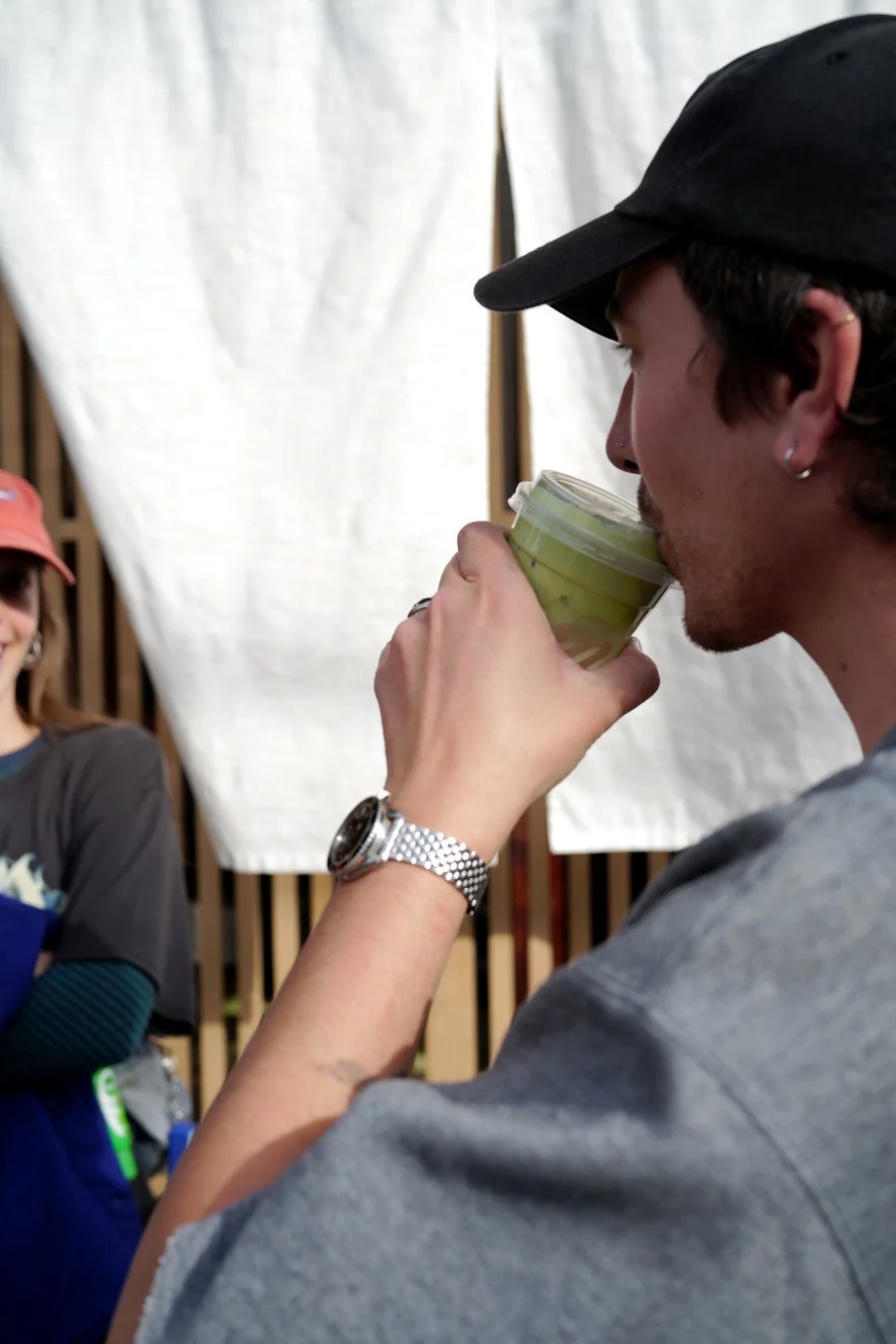 男性が緑色の飲み物を飲む