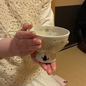 雪の結晶とキャラクターが描かれた器