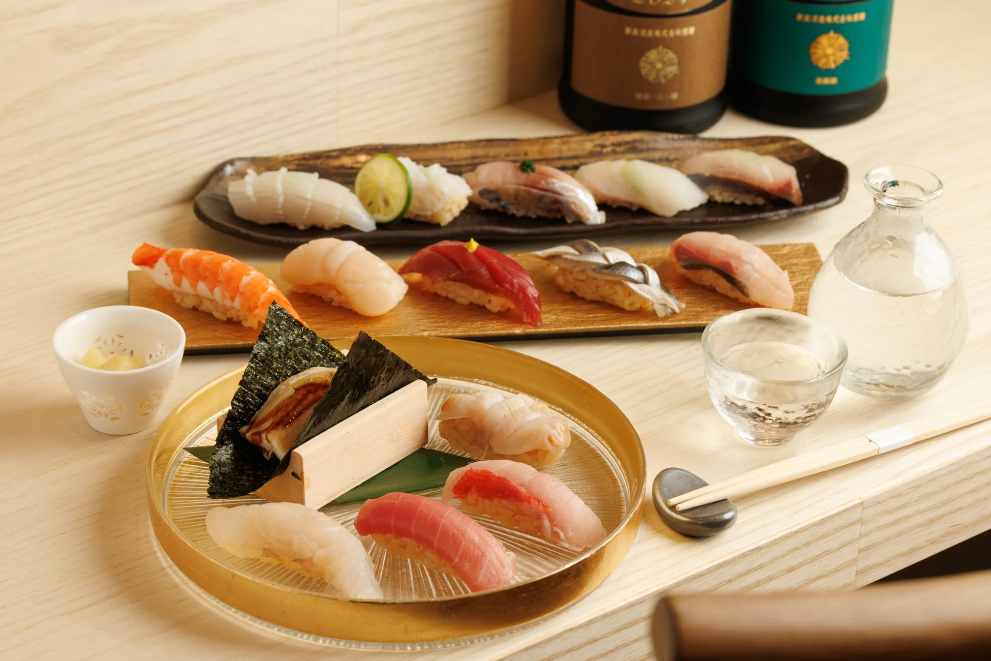 寿司の盛り合わせと日本酒