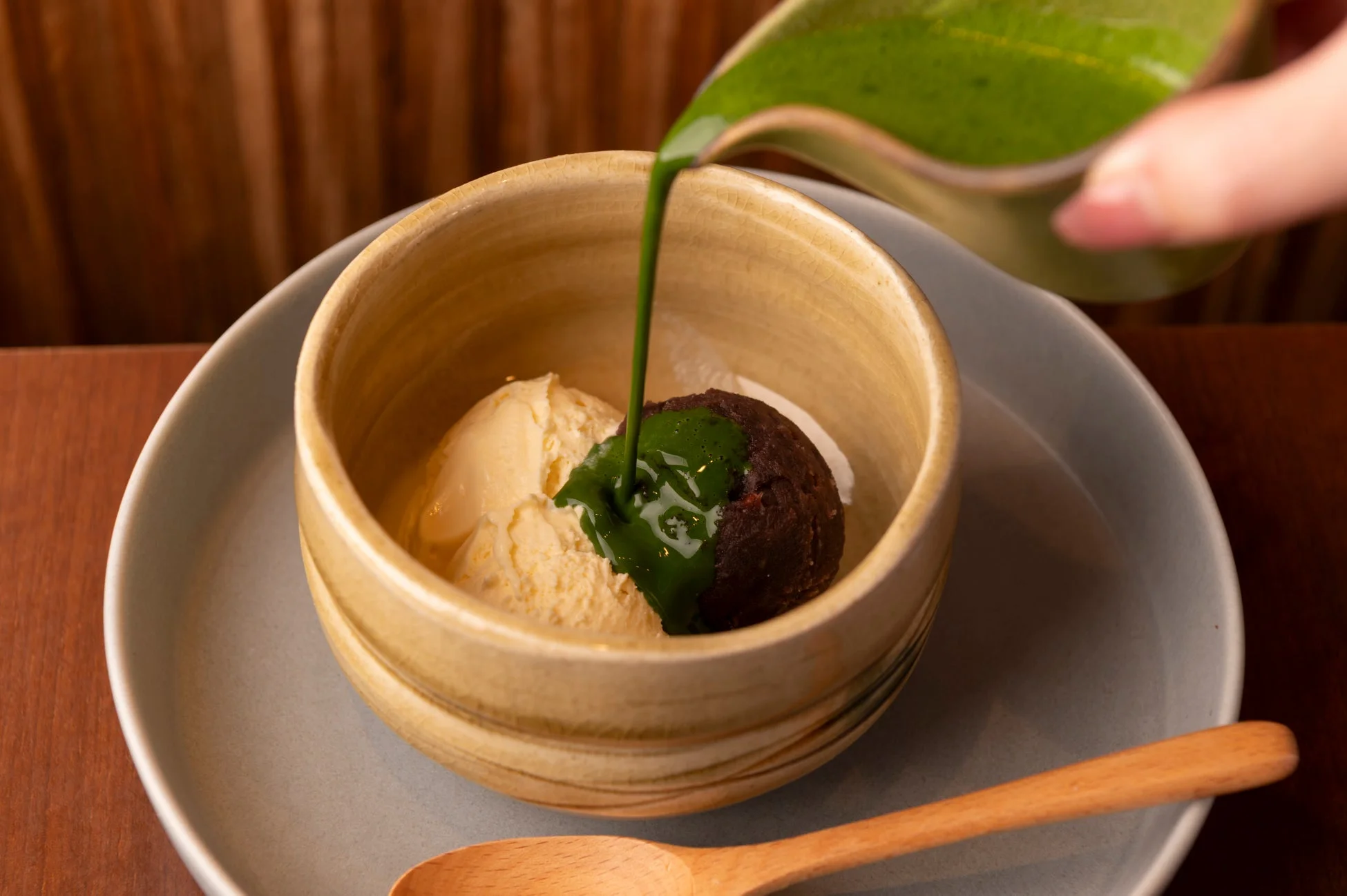 抹茶が注がれたつぶあんと抹茶アフォガード