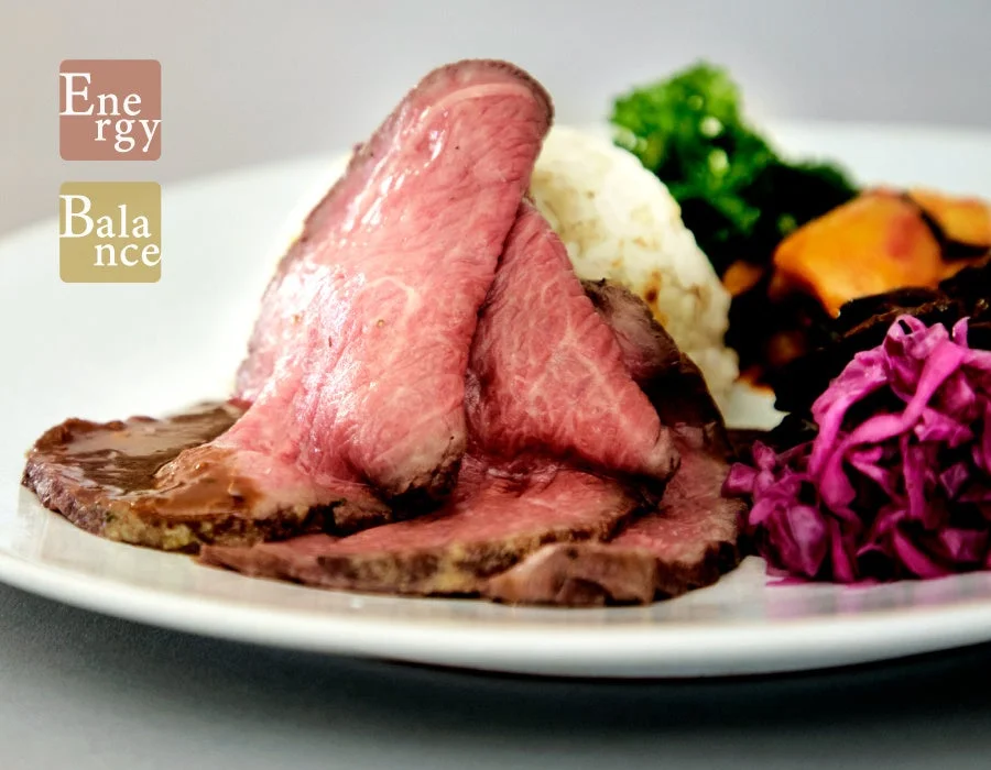 ローストビーフがメインの皿料理で、マッシュポテト、ブロッコリー、赤キャベツなどの彩り豊かな野菜が添えられています