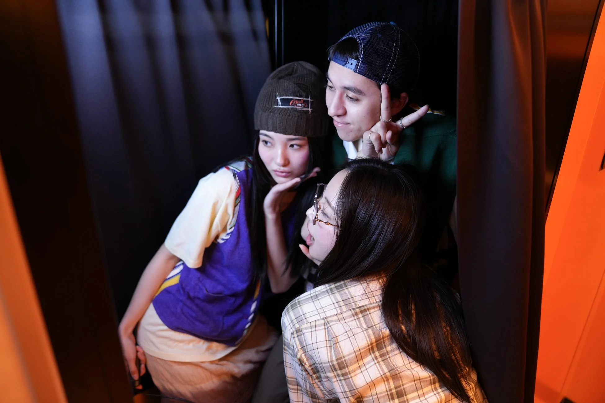 フォトブースで楽しむ人々