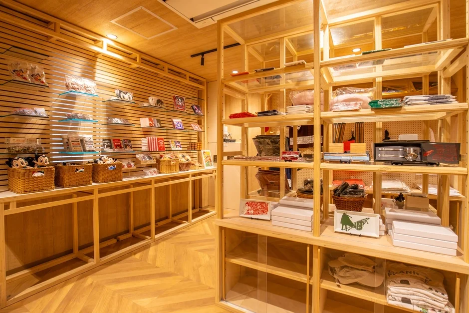 木目調で明るい店内に、様々な商品が並べられたショップの様子