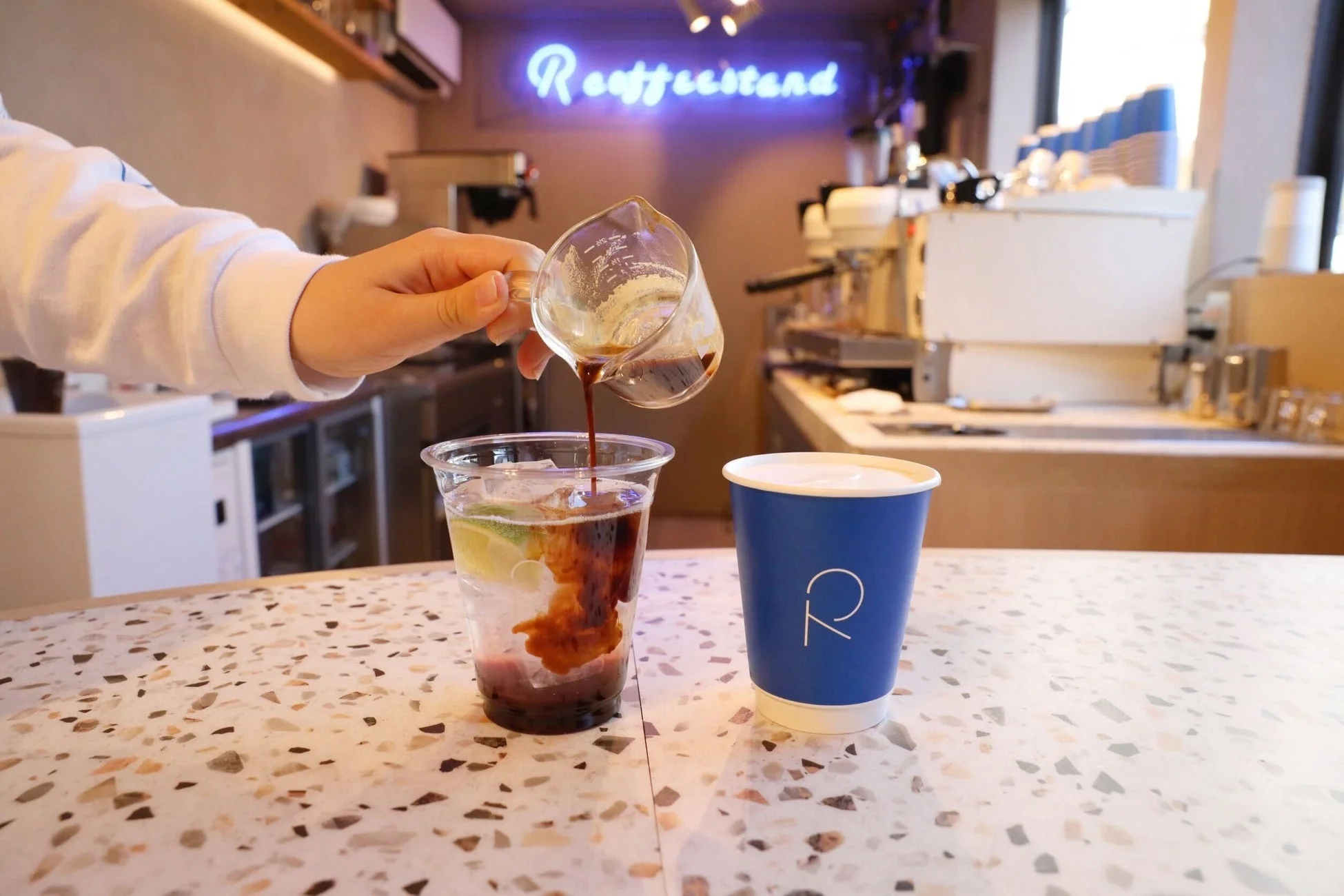 カフェでドリンクを注ぐ様子