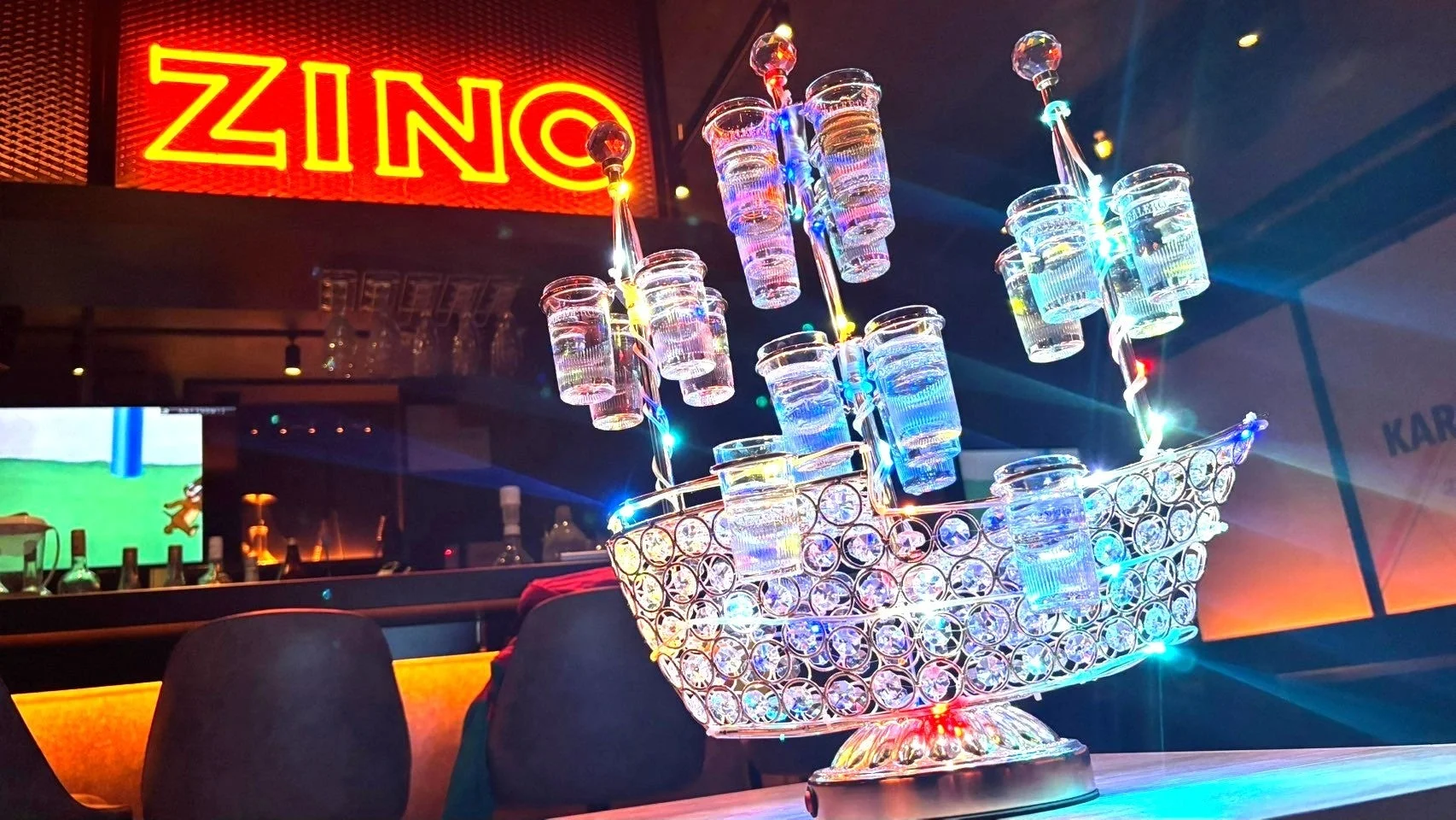 ZINOネオンサインとショットグラス