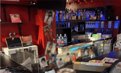 赤い壁のバーカウンター