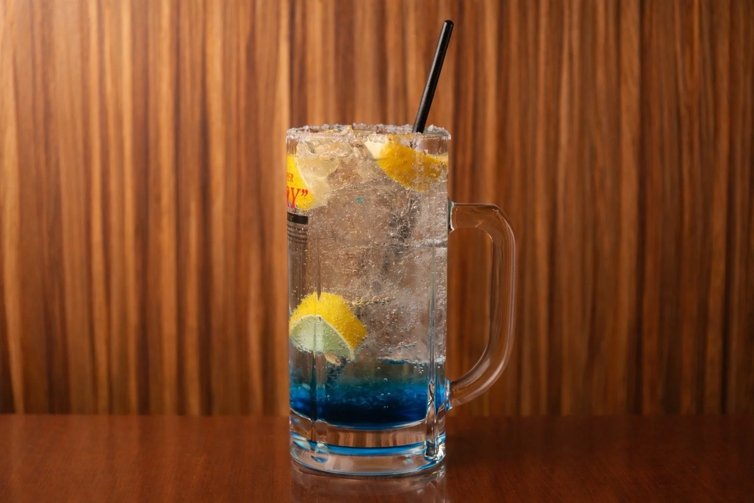 氷とレモンスライスが入った青い潮風レモンサワー