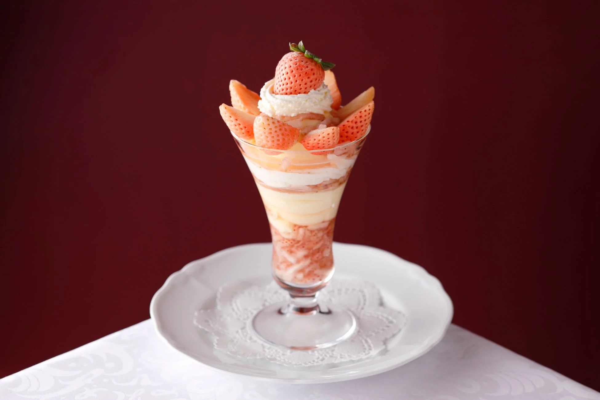 静岡県産“初恋の香り”のスペシャルストロベリーパフェ