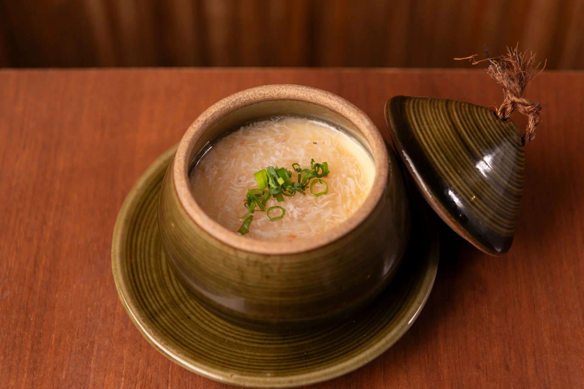 緑色の器に入った蟹あんかけ茶碗蒸し