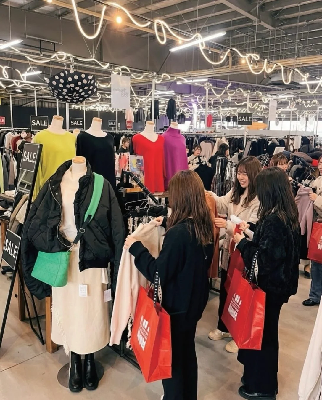 ショッピングを楽しむ人々の様子