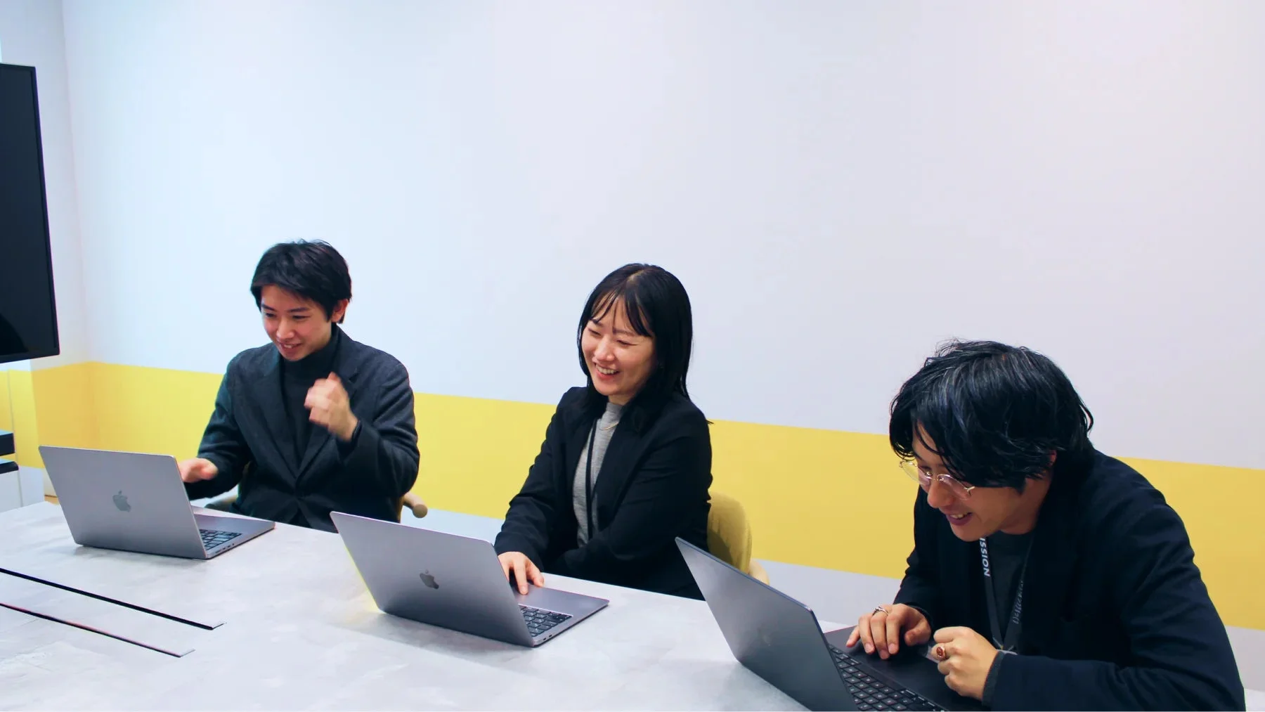 オフィスでノートパソコンを使いミーティングを行うビジネスパーソン