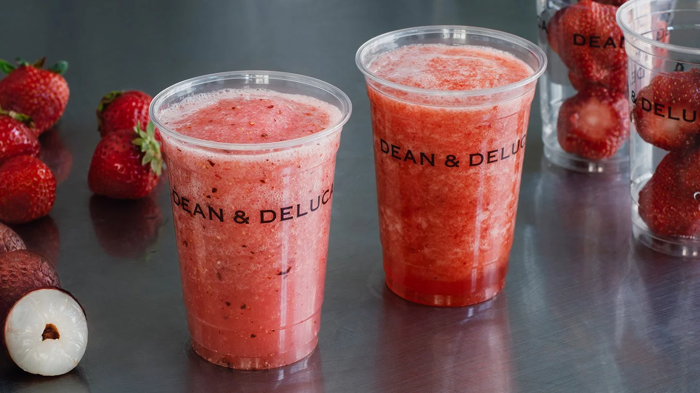 いちごとライチが添えられた2つのストロベリージュース