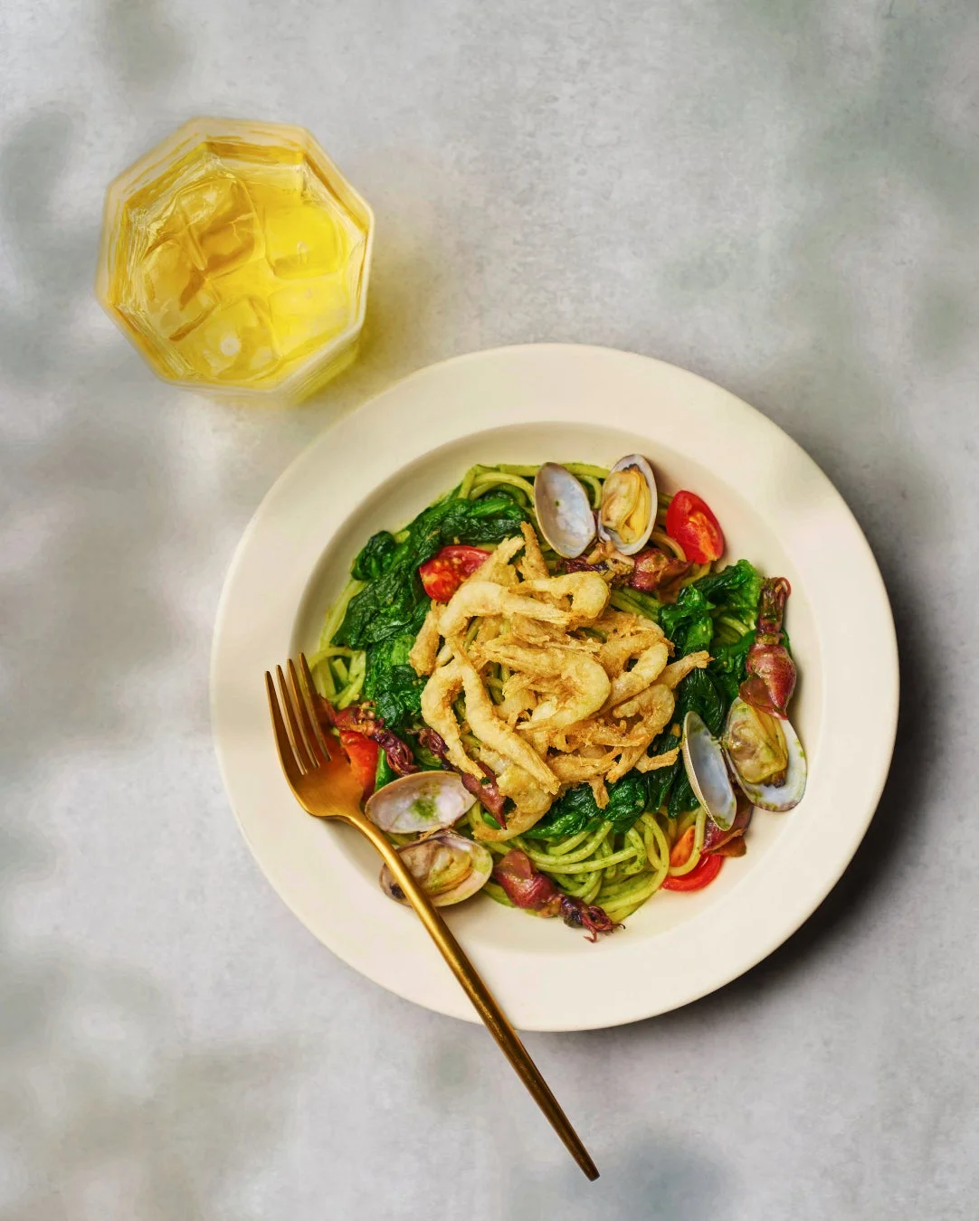 ホタルイカとあさり、菜の花の鯛だし仕立て 白えびのフリット添え