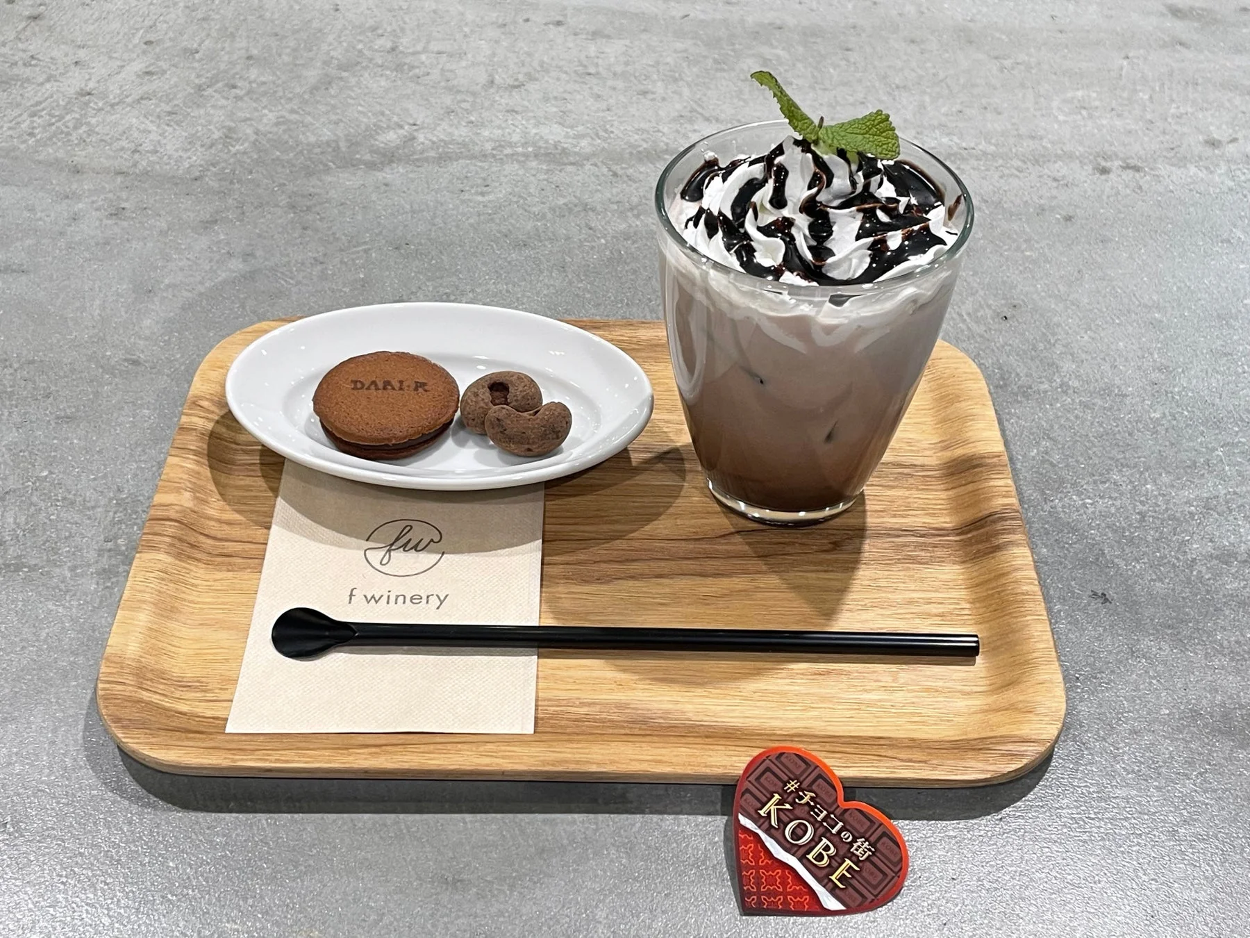 f wineryのチョコレートドリンクとクッキー
